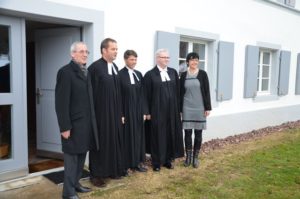 gibt es noch ein Bild vor dem Pfarrhaus