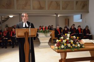 Pfarrer Hanspeter Schürch liest das Evangelium