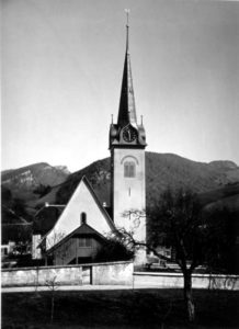 1895 Kirche mit Friedhofmauer