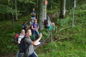 Pfarrer Hanspeter Schürch erläutert, dass uns wie im richtigen Leben der Abstieg ins Tal hin und wieder nicht erspart wird