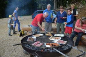 Jeder grillt, was er mitgebracht hat