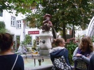 ... und lustigen Brunnenfiguren.