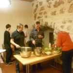 Pfarrer Schürch und Roland Menzel teilen das Essen aus