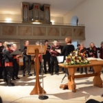 Vor der Predigt singt noch einmal der Chor.