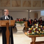 Pfarrer Hanspeter Schürch liest das Evangelium