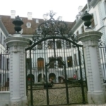 Am blauen Haus erfährt man etwas über das alte Färberhandwerk, das der Vorläufer der heutigen chemischen Industrie war.