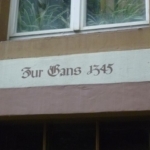 ...führt zu alten Häusern ...